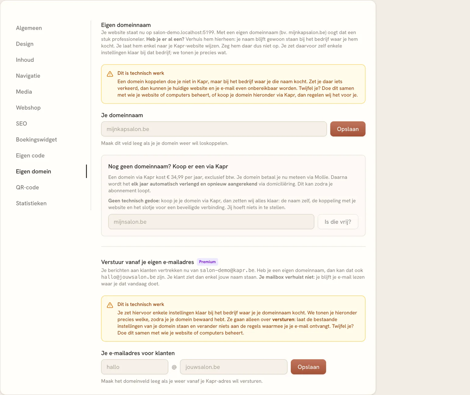 Het scherm Eigen domein: bovenaan het veld waar je je domeinnaam invult om ze aan je website te koppelen, daaronder het Premium-blok waarmee je je berichten aan klanten vanaf datzelfde domein laat vertrekken.